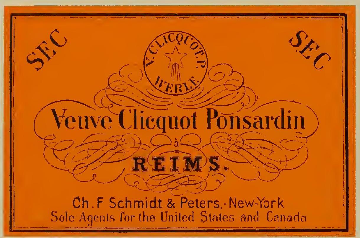 Voilier de course aux couleurs de Veuve Clicquot sur l'eau